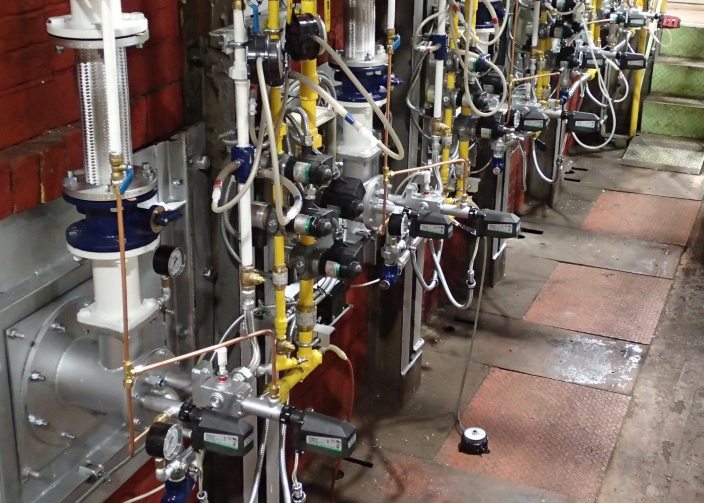 某社加熱炉に複数設置されたJSA-20S